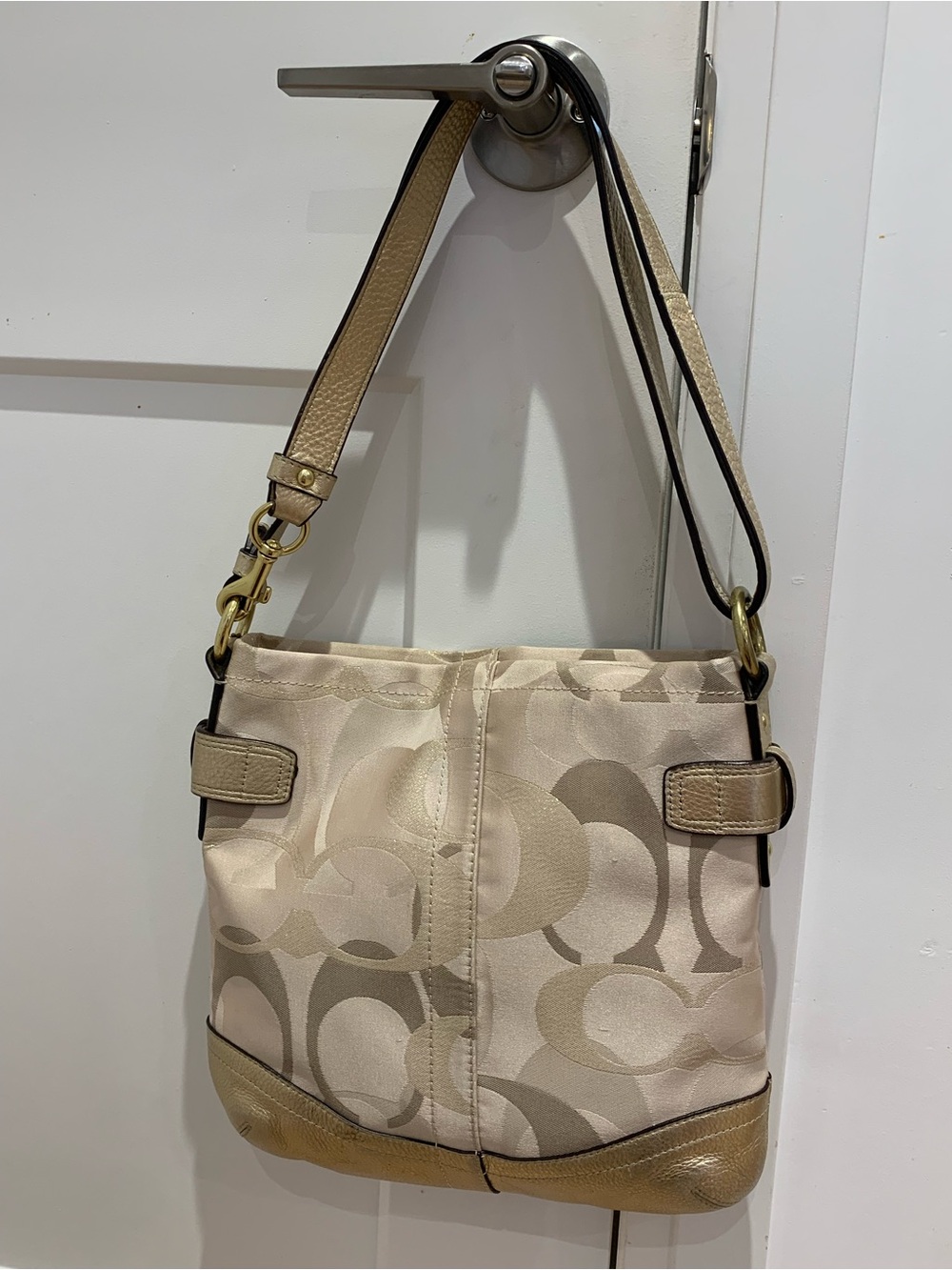 ๐ Coach Gold Optic Signature Jacquard Shoulder Bag with Gold Chain ๐ - Picture 8 of 13